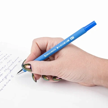 Ручка шариковая BRAUBERG 'Capital blue', СИНЯЯ, корпус soft-touch голубой, узел 0,7 мм, линия письма 0,35 мм, 142493
