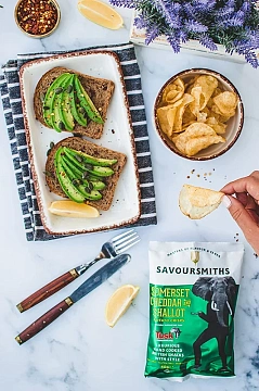 Чипсы Savoursmiths Сыр чеддер из Сомерсета и лук-шалот, 150г