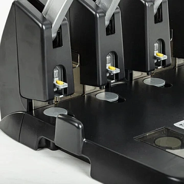 Дырокол на 4 отверстия металлический МОЩНЫЙ BRAUBERG 'Heavy Duty Extra', до 150 л., 270555