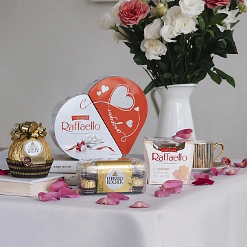 Конфеты шоколадные FERRERO 'Rocher' с лесным орехом, 200 г, пластиковая упаковка, ИТАЛИЯ, 77070887