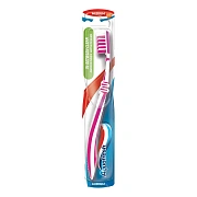 Зубная щетка Aquafresh In-between Clean для очищения зубов и межзубных промежутков средняя жесткость