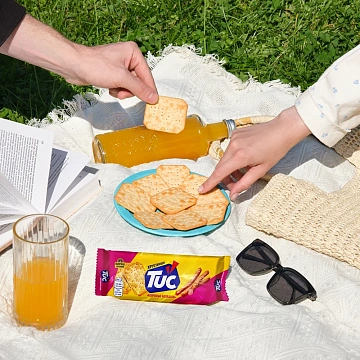 Крекеры Tuc Original копченые колбаски, 100г